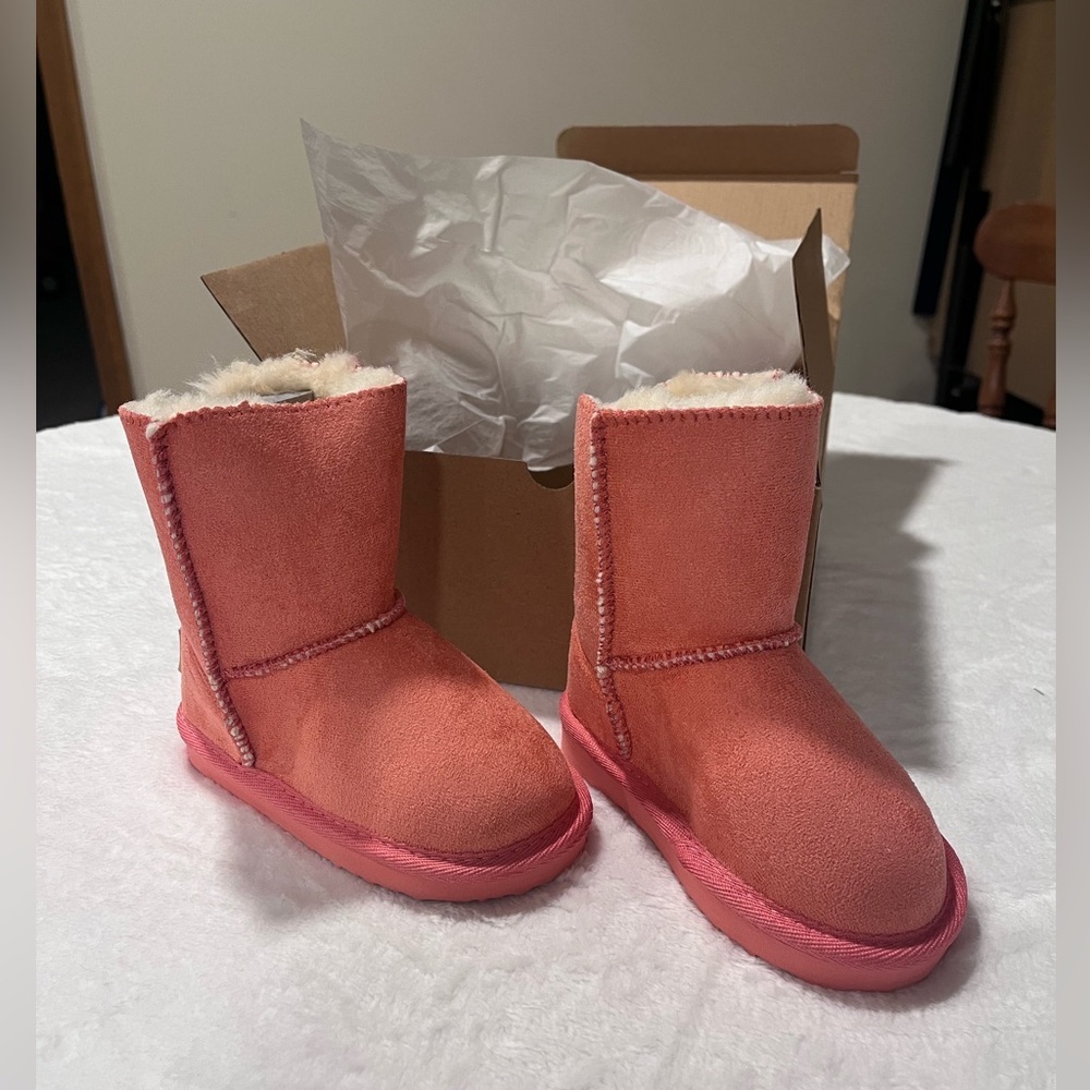 BRAND NEW Liv Boots in color Salmon — small